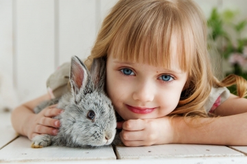 Kindje met konijn